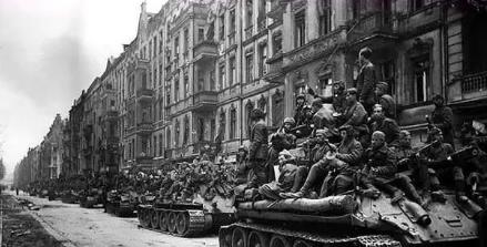 閾佽鍐涗汉瑾撴瀹堝煄,閾佽闆勫績鎶楁棩