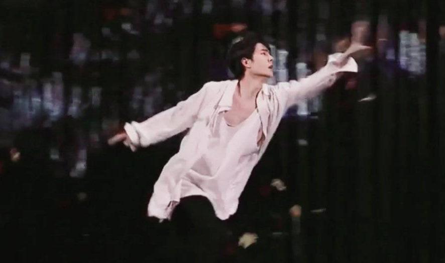 杨紫关晓彤跨年晚会造型,关晓彤2017年湖南跨年演唱会