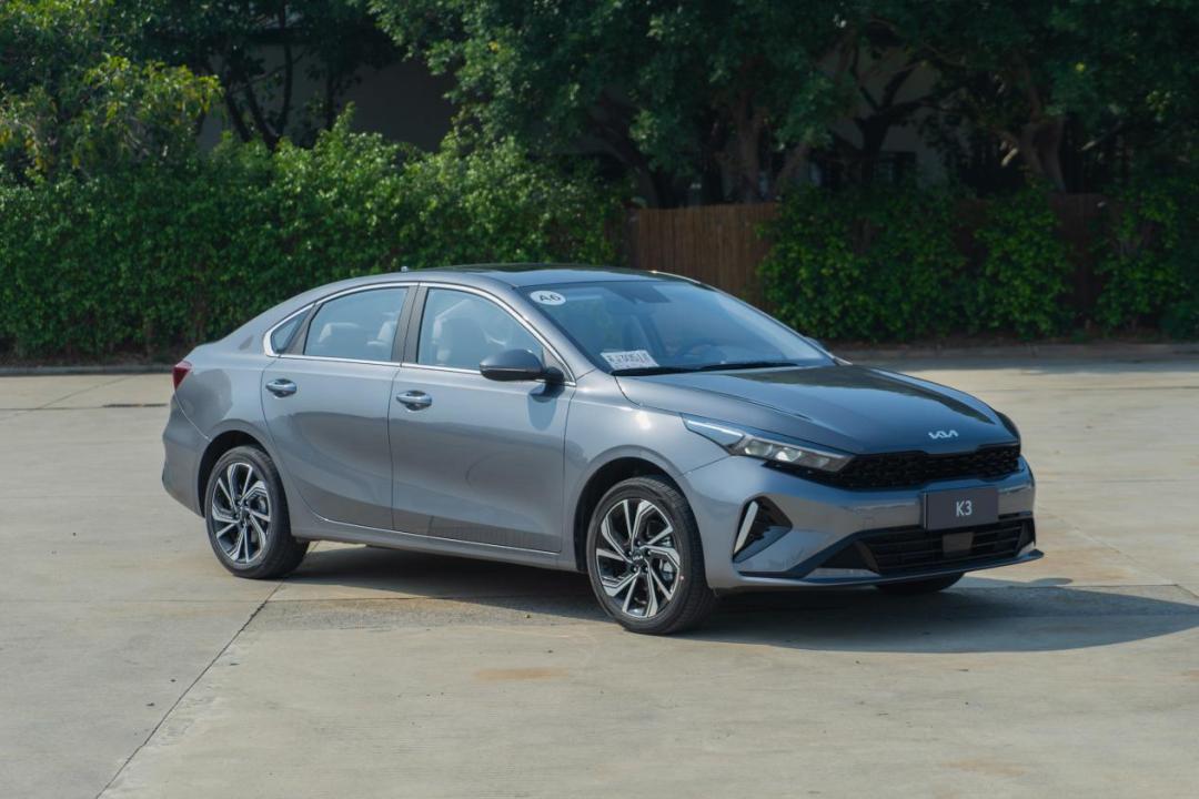 试驾全新起亚k3上路回头率不错,起亚k3手动1.6试驾视频