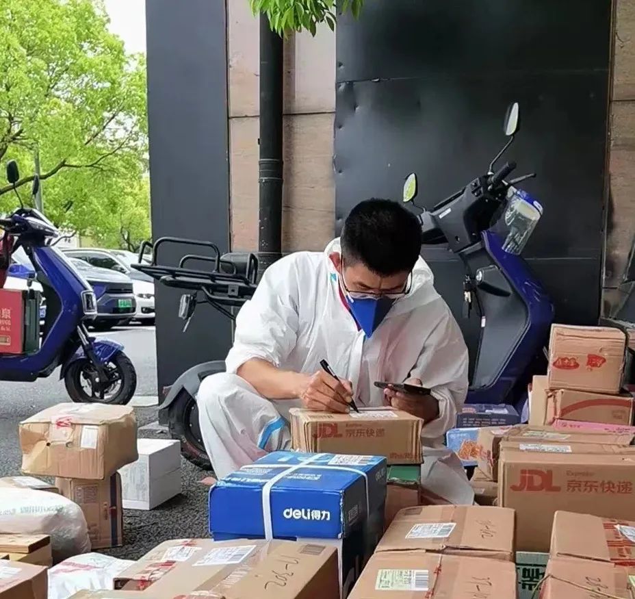 京东3246名快递小哥援沪,援沪快递小哥深夜拿着行李