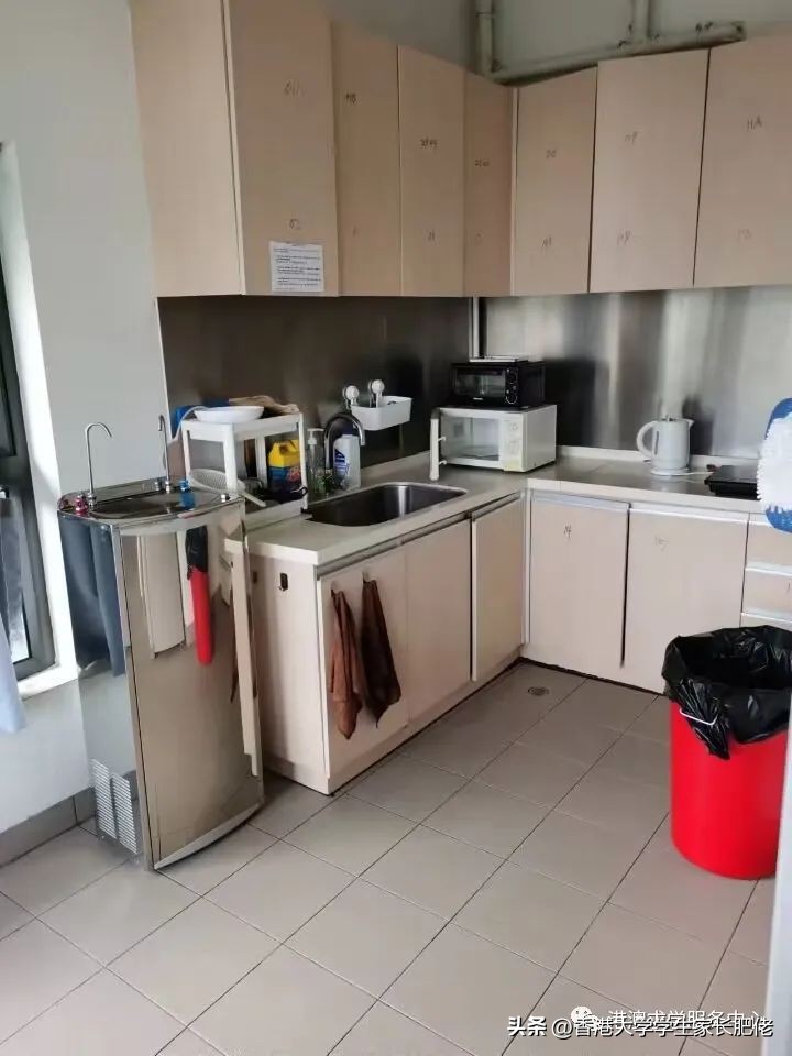 内地学生读香港大学每年费用,内地生香港读大学留港教书几率