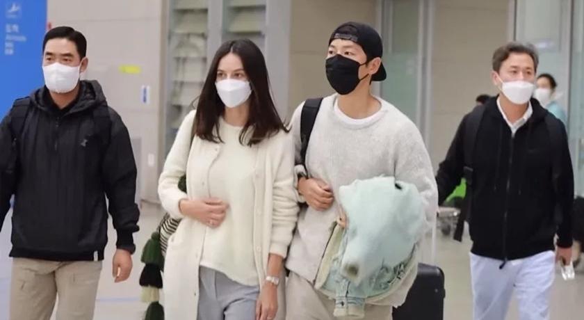 宋仲基宝宝赢在起跑点！爱妻逛名牌童装意外曝胎儿性别？