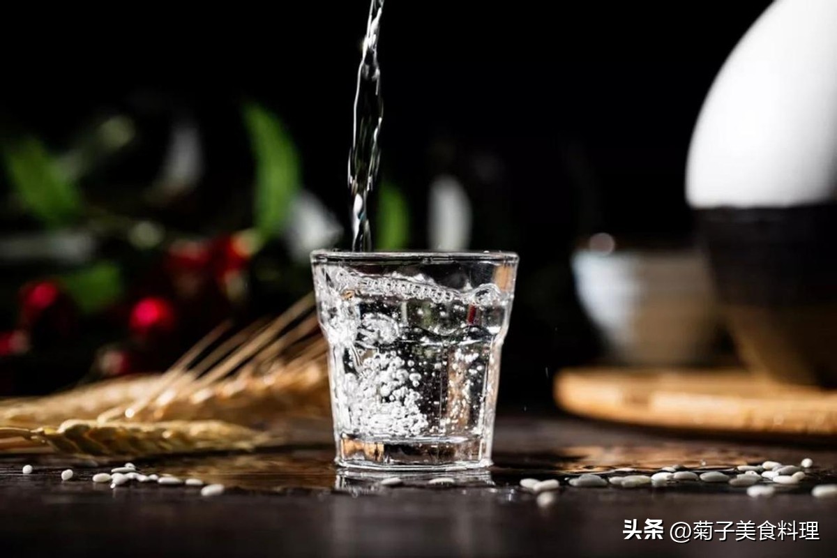 白酒不好喝酒桌上为什么必须喝,白酒没开口只剩半瓶还能喝吗