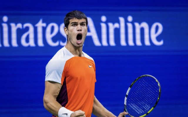 早报切尔西问鼎世俱杯,早报曼联0-1不敌狼队遭遇开门黑