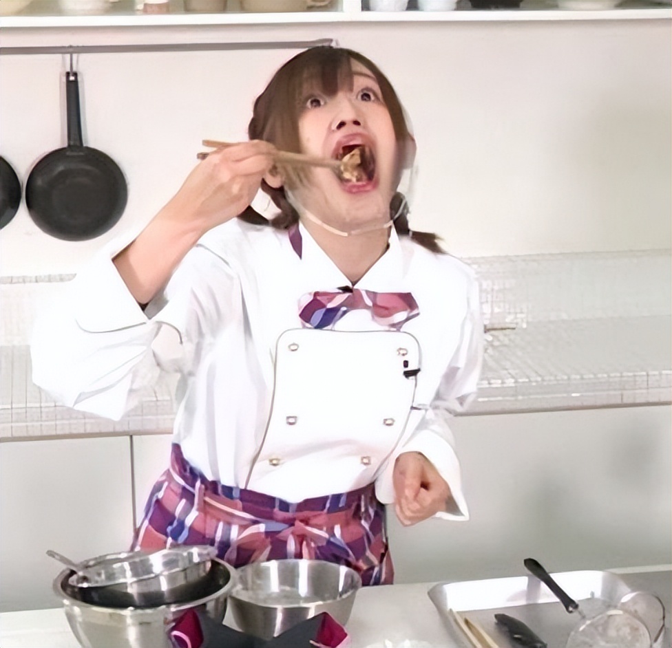 知名声优李依李成功打造吃汉堡新表情包这么漂亮的妹子可惜会动