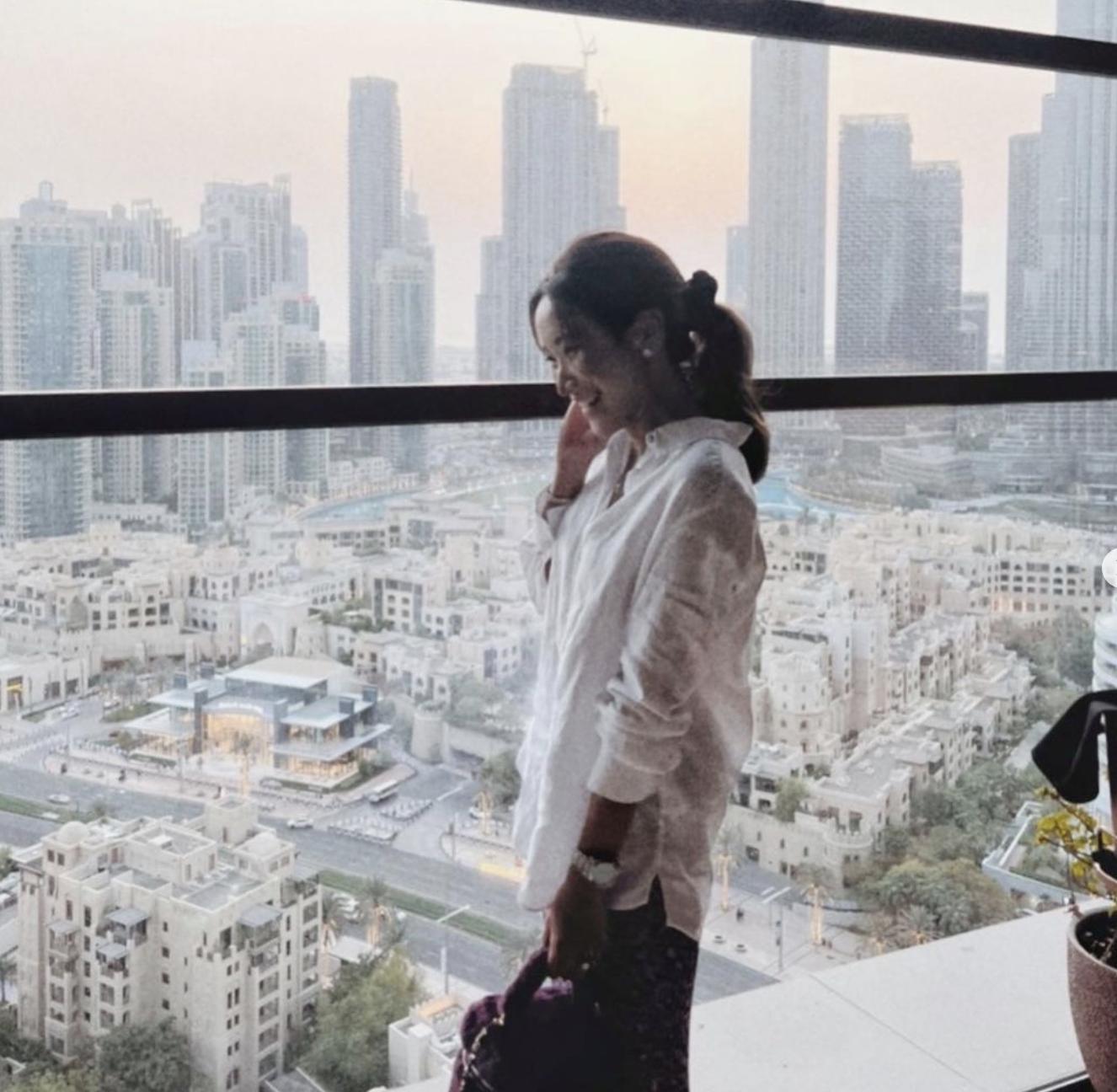 英拉穿西装出席活动照片,泰国50岁英拉