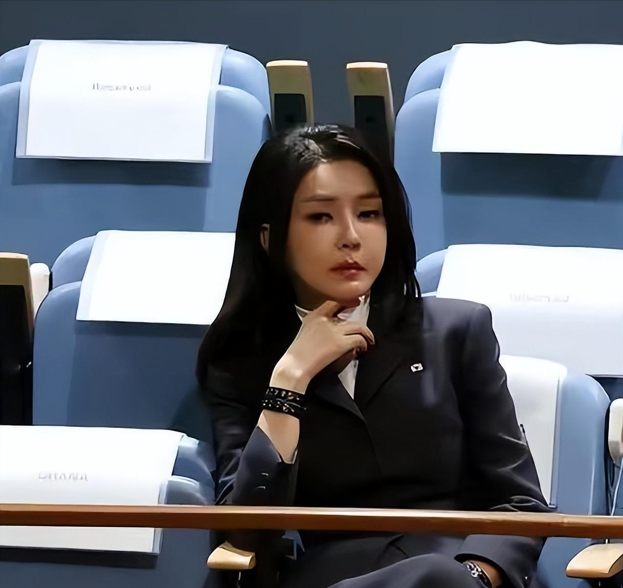 联合国峰会现场惊现韩式*气娃充**娃,韩总统夫人大秀硅胶假脸