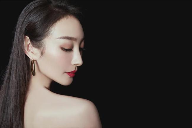 贾玲沈腾本色出演张小斐,贾玲张小斐2020微博之夜红毯视频