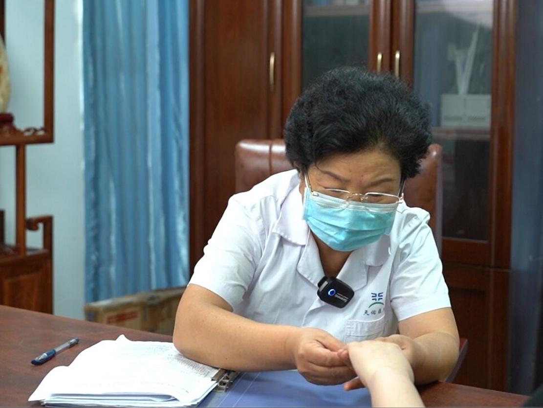 肝硬化患者肚子大怎么回事,肝硬化肚子变大但腿没肿是腹水吗