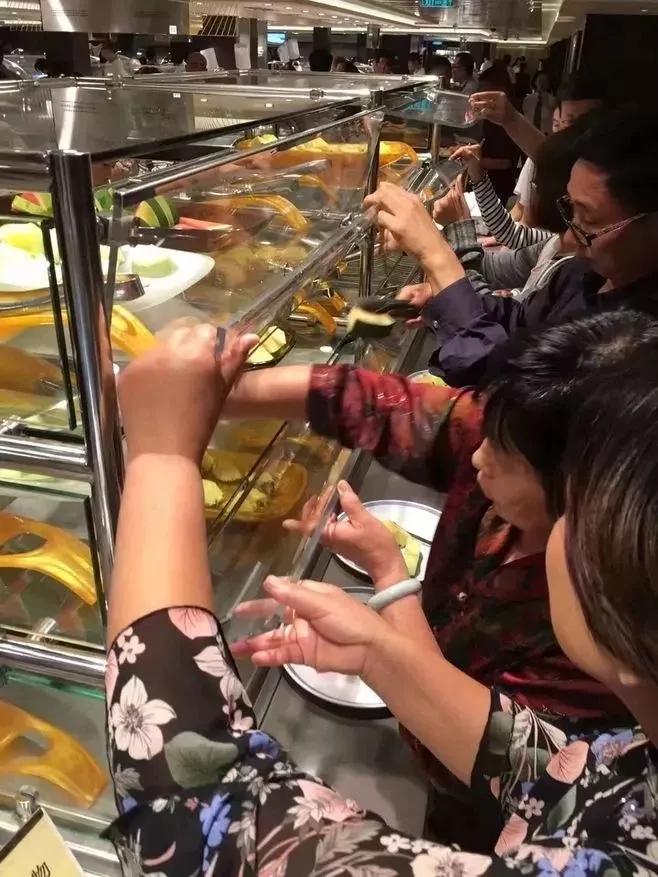 “女子想白嫖二手的LV围巾”冲上热搜，撕开当下社会多少人的贪婪