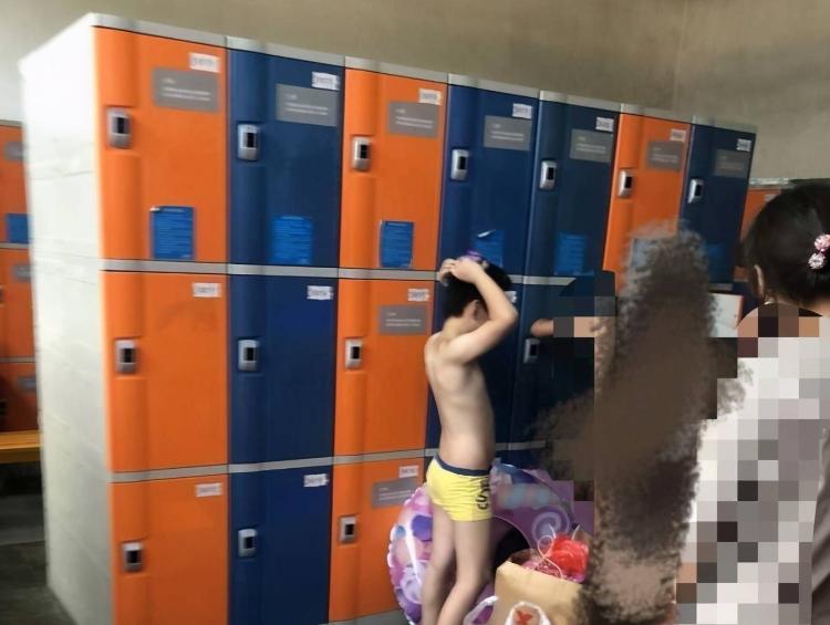 男童进女浴室被怀疑,男童进女卫生间被发现