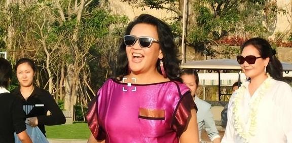 大妈时尚变身,中国大妈们的标配墨镜丝巾