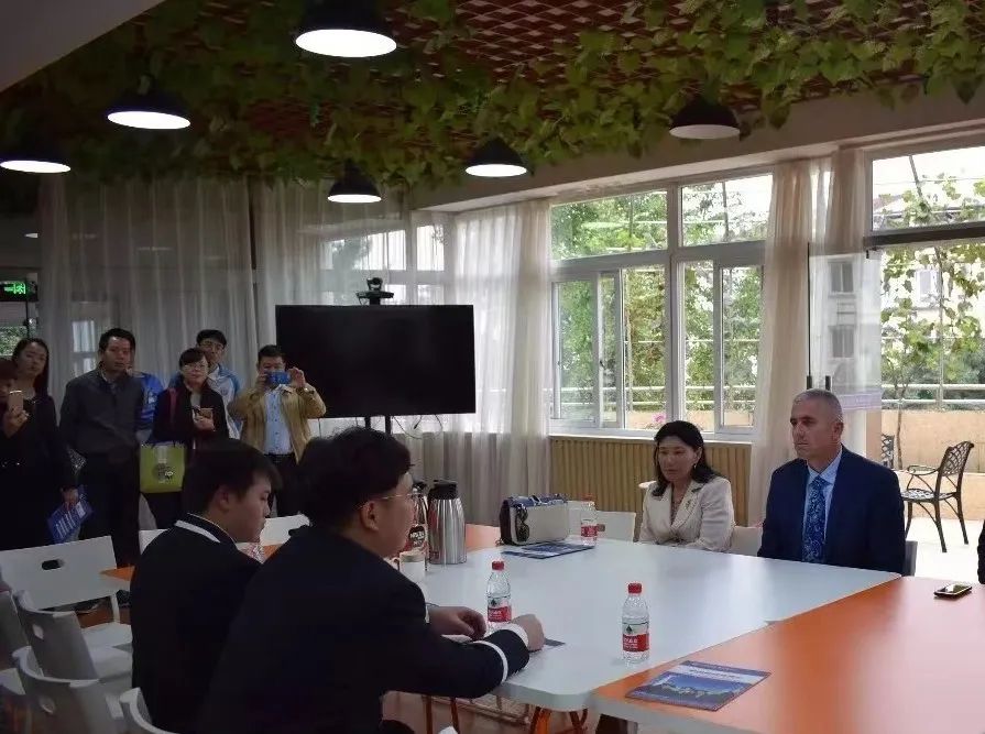 用“VR”视野，探校,五！师大实外英语老师“神了”，押中作文题