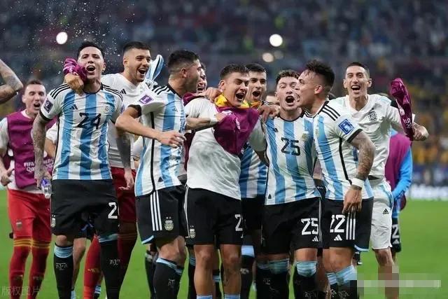 梅西、莱万在散步？球迷们何必如此为难球星