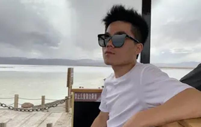 董宇辉深夜直播吸粉无数,董宇辉一场直播粉丝增了上百万