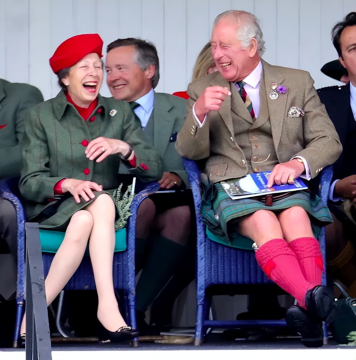 查尔斯最信任的人是安妮公主,安妮公主骑马陪同查尔斯加冕