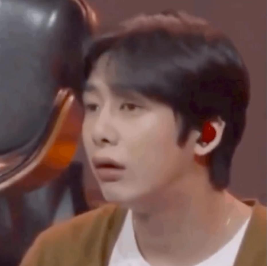 靠韩团门面出道却不火，后凭借表情包出圈，却被扒可疑物品惹争议