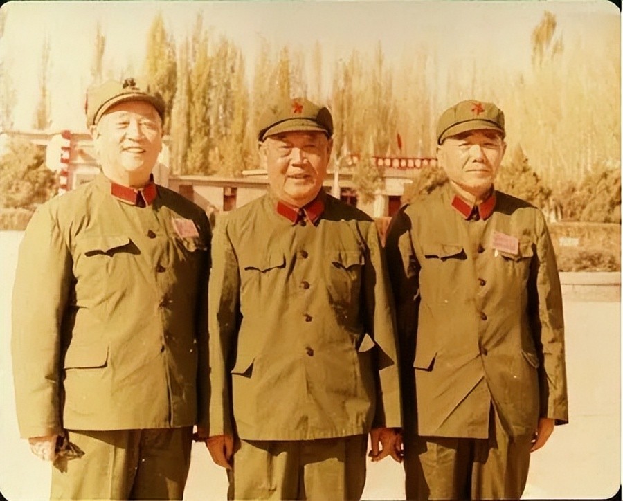 1964年原*弹子**爆炸成功,报纸刊登照片,周总理:把地面裁掉,为何