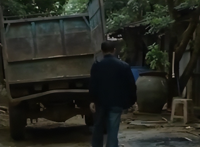 男子养鸡却不靠鸡赚钱反靠鸡粪,男子养鸡不靠鸡挣钱卖鸡粪