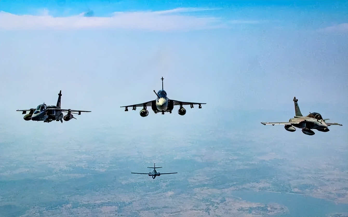 b-1b战机演练,美军b-1b轰炸机与印度战斗机齐飞