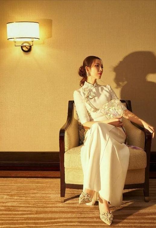 被蔡少芬惊艳的视频,46岁蔡少芬蓝色裙