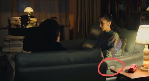 洒枸杞假装喷血、演尸体玩手机，这些穿帮镜头好敷衍，个个离谱