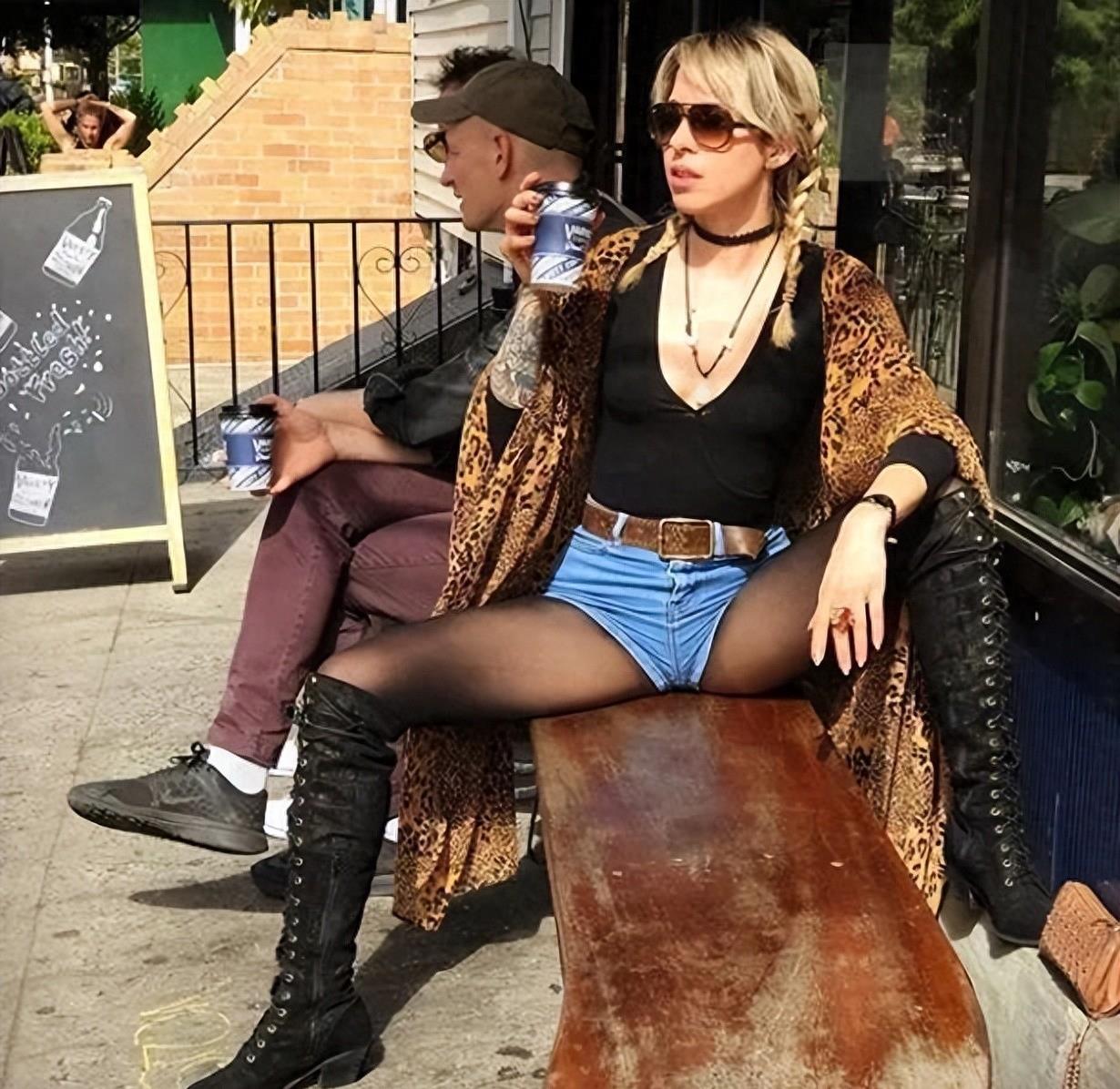 为什么外国坐地铁要靠墙,国外女生坐地铁