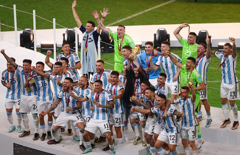 梅西作为队长举起的奖杯,梅西举起法甲冠军