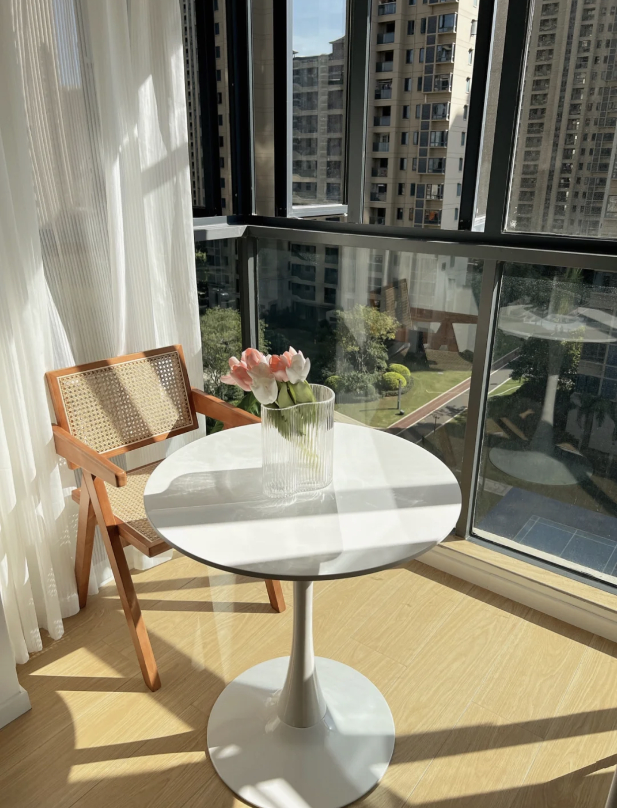 阳台推拉门还是不拆好,阳台装推拉门和不装推拉门的区别