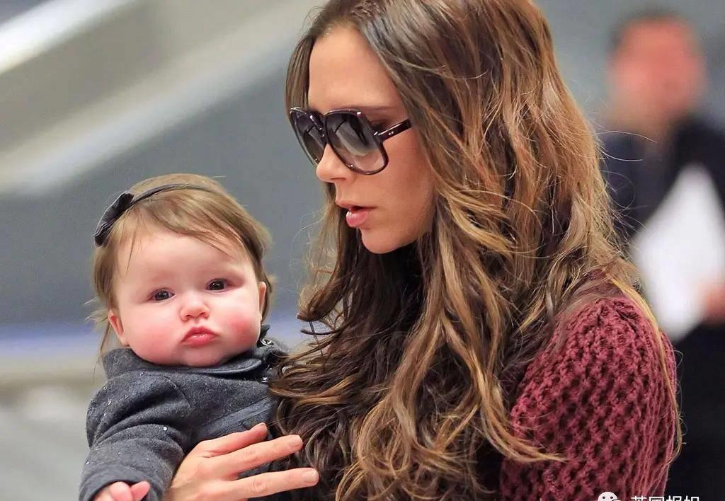 贝嫂狂晒48岁小贝半裸翘臀照，全球网友狂欢：谢嫂子带看男菩萨！