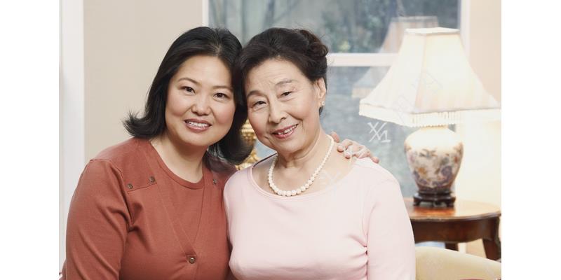 未婚老伴工资12500，却说只有2500，儿子告诉我真相我哭了