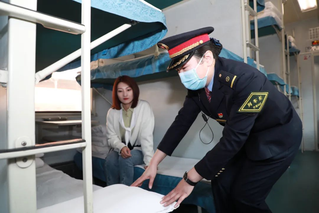 坐火车卧铺要注意哪些事件 (坐火车出行遇到哪些问题)