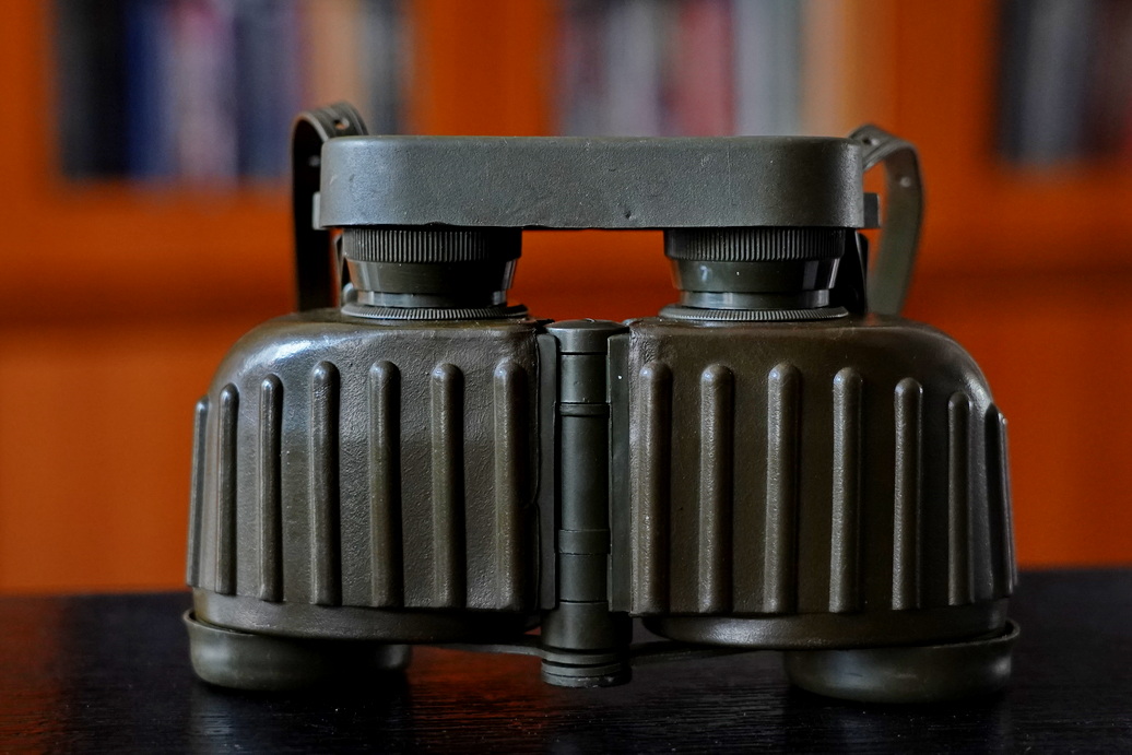 一树梨花压海棠：是*用军**望远镜好？还是名牌望远镜好？