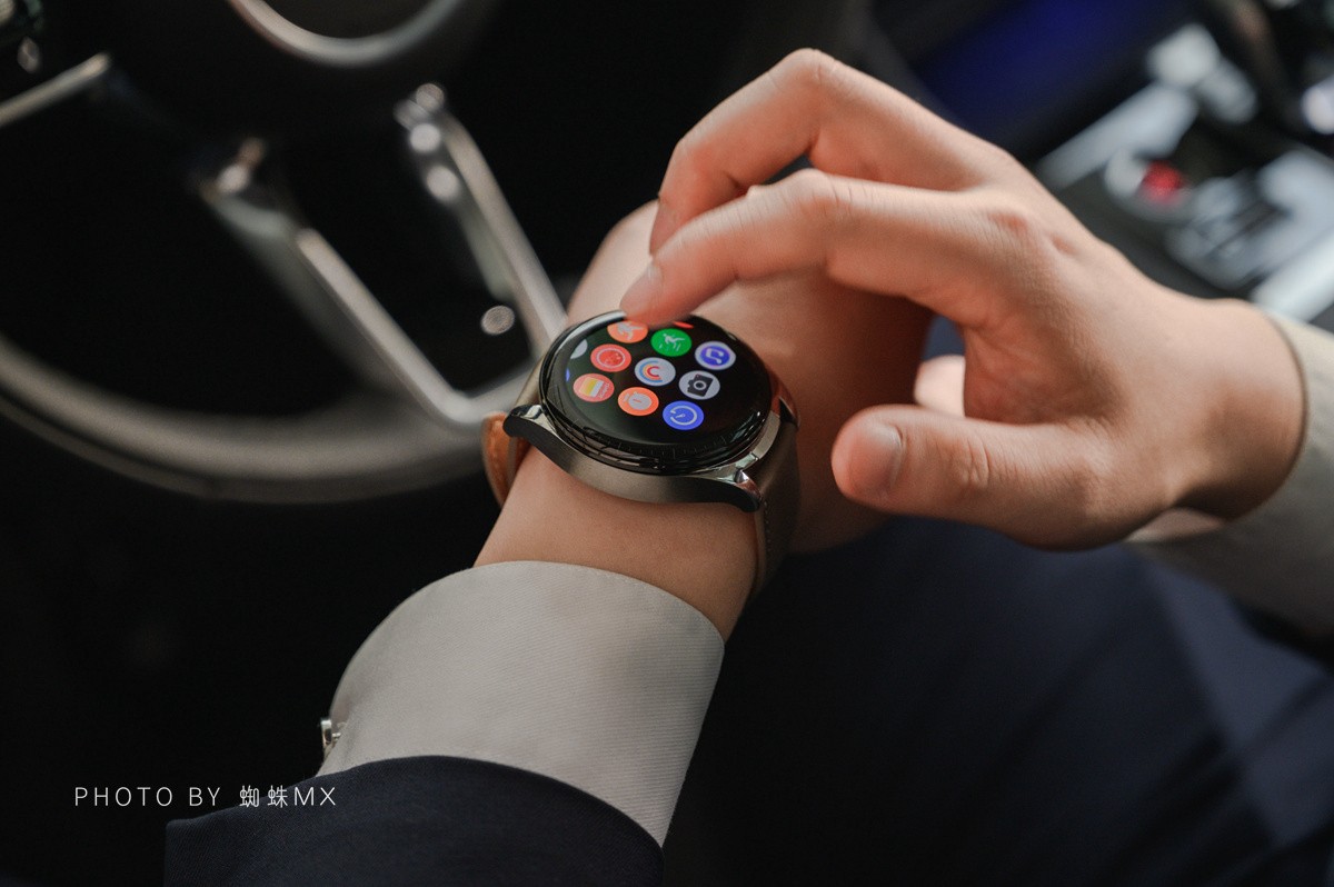 华为WATCHBuds耳机表体验：弹盖屏幕+磁吸耳机，这创意值100分