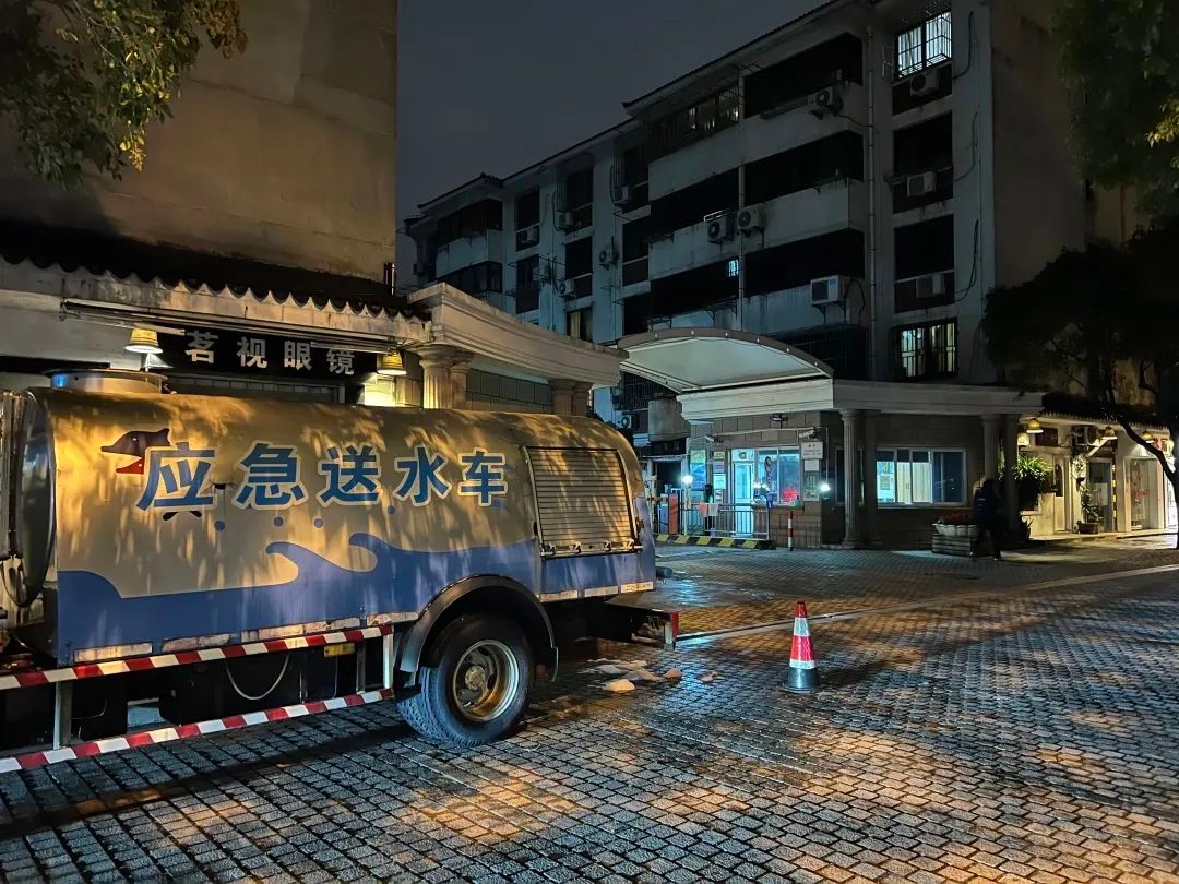 连夜抢修电力线路,连夜抢修中图片