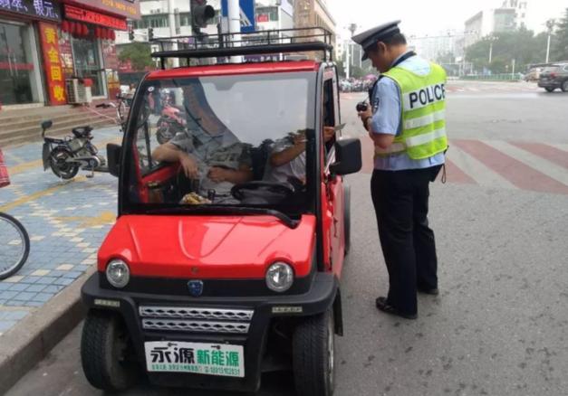 电动三四轮车可以上正规牌照吗,电动三四轮车不让上路是谁规定的