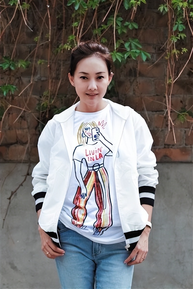 牛莉一家三口近照曝光,牛莉晒一家三口照片