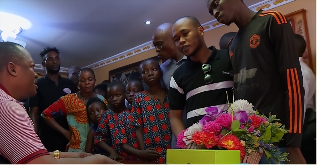 神奇的非洲饮料：柠檬水兑汽油卖100一瓶，天天被抢断货