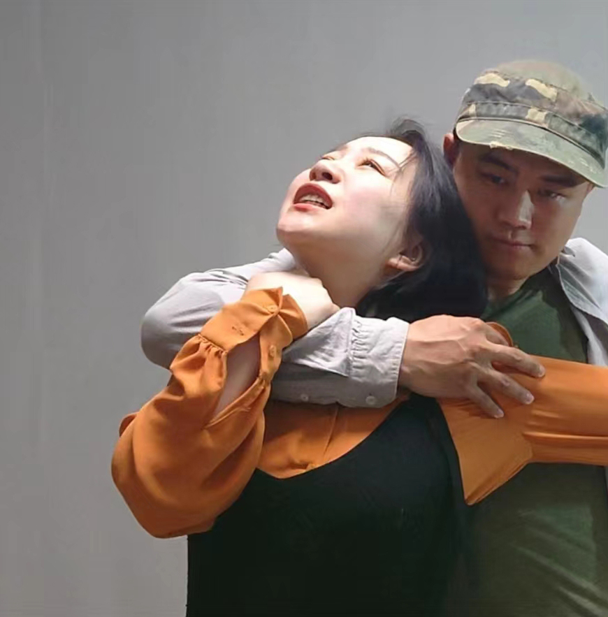 防身术绳子被勒住脖子怎么破解,女人被背后扼颈防身术