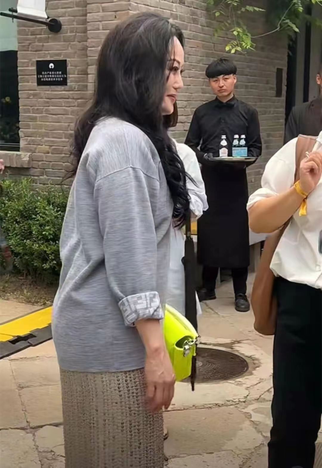 真实镜头下的章小蕙,章小蕙早期街头年轻照片