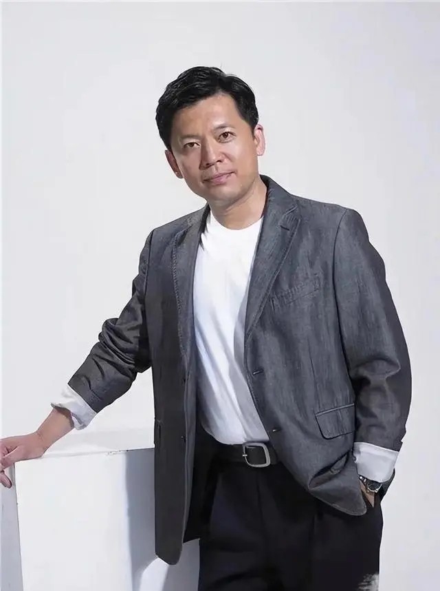 他曾错过巩俐，娶初恋为妻，凭《亮剑》爆红，结婚30年仍恩爱如初