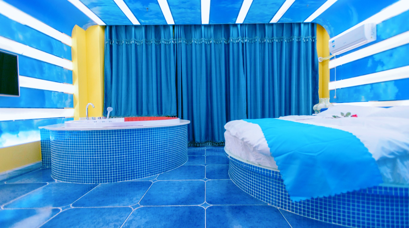 情侣酒店房间的床几乎都是圆床,酒店里的水床为何深受年轻人青睐