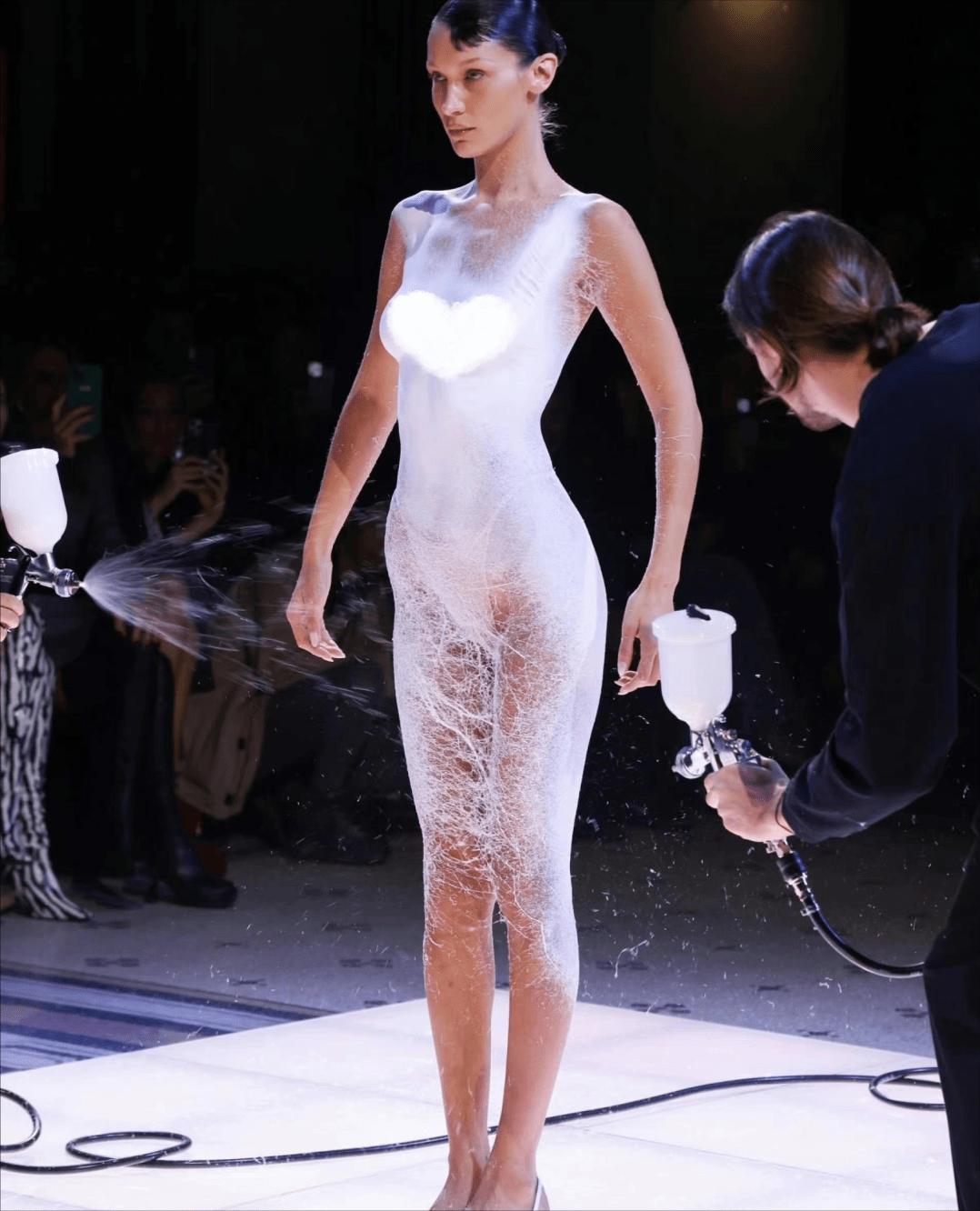 开裆裤，裸胸装，2023年高奢大秀一个比一个奇葩，暴露就是时尚？