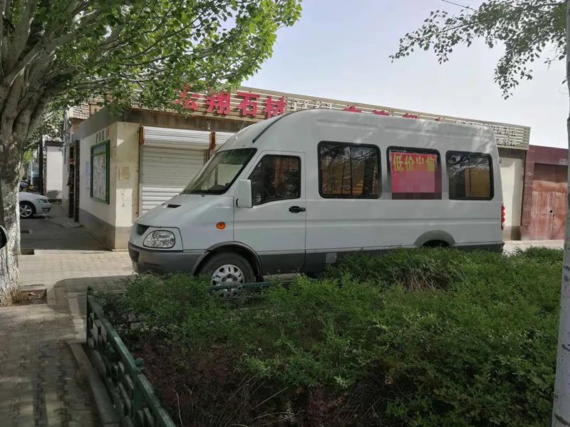 店主霸占公共车位被处罚,二手车长期霸占公共停车位