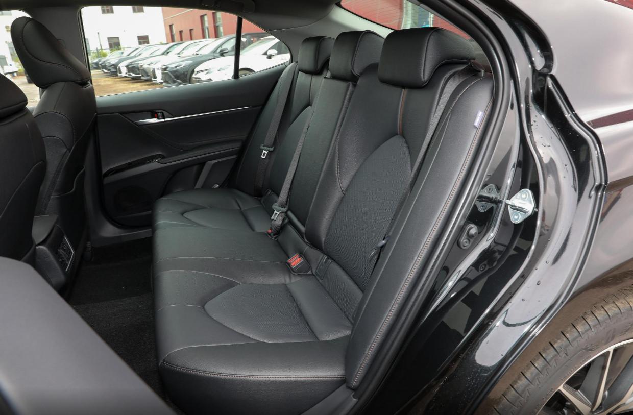 大众迈腾和凯美瑞2.5,大众迈腾330对比丰田凯美瑞2.0双擎