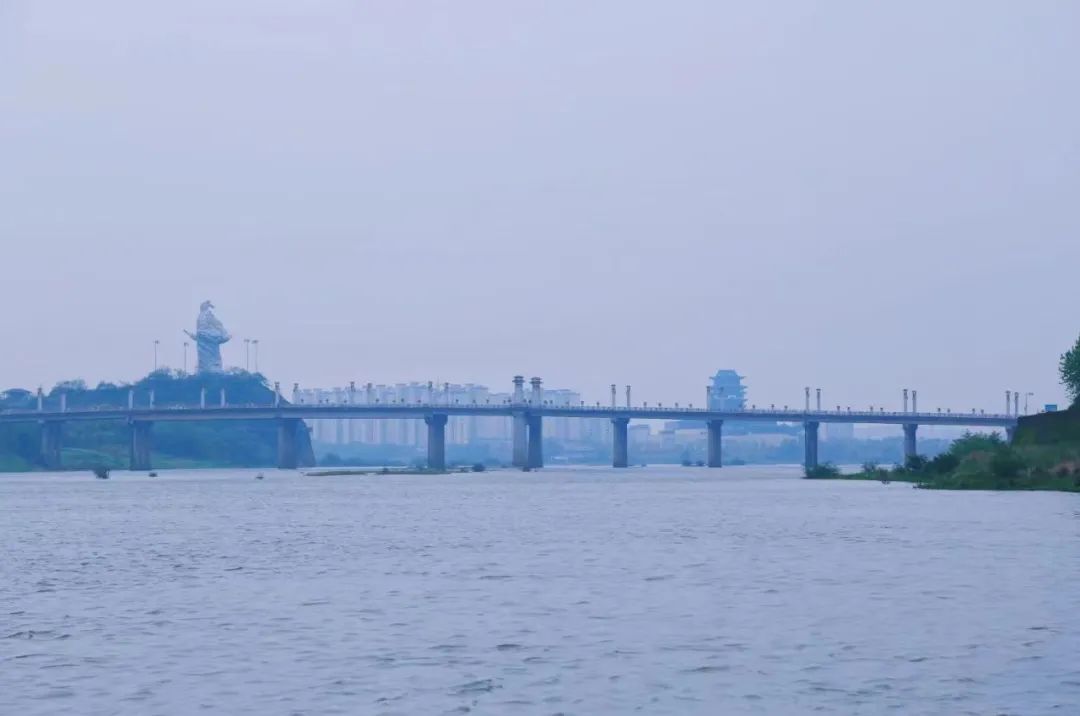 【上饶天下SHOW之铅山县】百年浮桥沧桑，百里信江画廊，辛弃疾巨雕缘何背城北望？