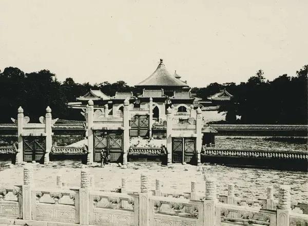 高清老照片：旗人格格大腿岔开豪放洗衣，地主三妻四妾不输女明星