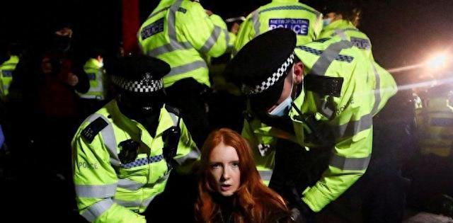 英国16岁女孩卖淫被警察抓,英国警察逮捕女子