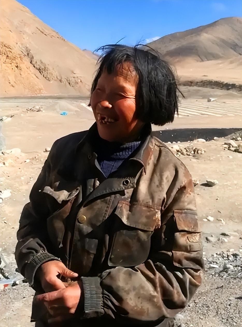 她是“昆仑女神”，住在无人区为来往车辆祈福，称新藏线下埋着人