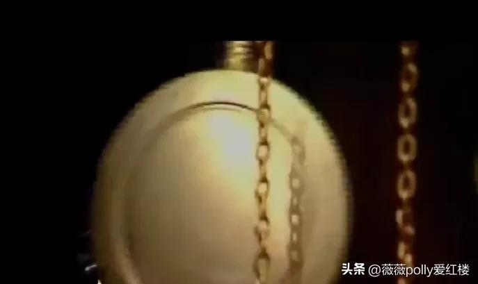 试猜薛宝琴精巧的元宵灯谜，谜底终不过是柴米油盐，内涵全是悲剧